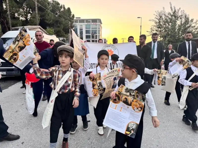 Hatay'da Anaokulu öğrencileri Cumhuriyet'in Ilanını Duyuran Gazete Dağıttı