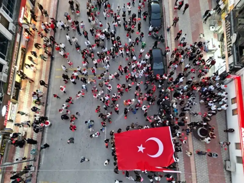 Hatay'da Anaokulu öğrencileri Cumhuriyet'in Ilanını Duyuran Gazete Dağıttı