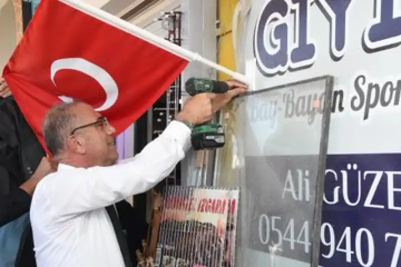 Başkan Yapar, Cumhuriyet Coşkusunu Esnafla Paylaştı