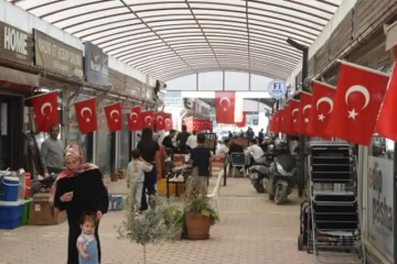 Başkan Yapar, Cumhuriyet Coşkusunu Esnafla Paylaştı