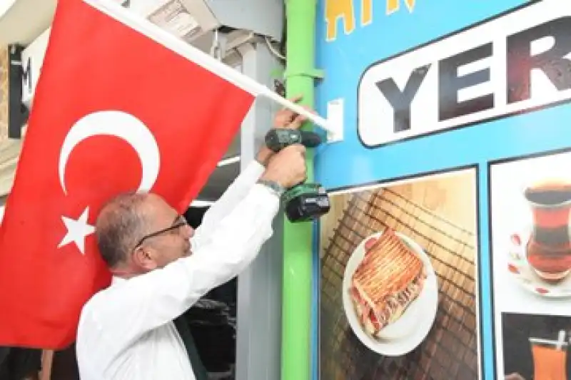 Başkan Yapar, Cumhuriyet Coşkusunu Esnafla Paylaştı