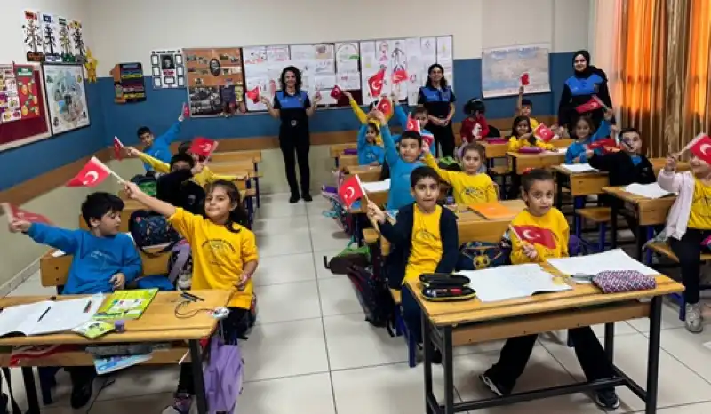 Dörtyol'da Polisler Ilkokul öğrencilerinin Cumhuriyet Bayramı'nı Kutladı