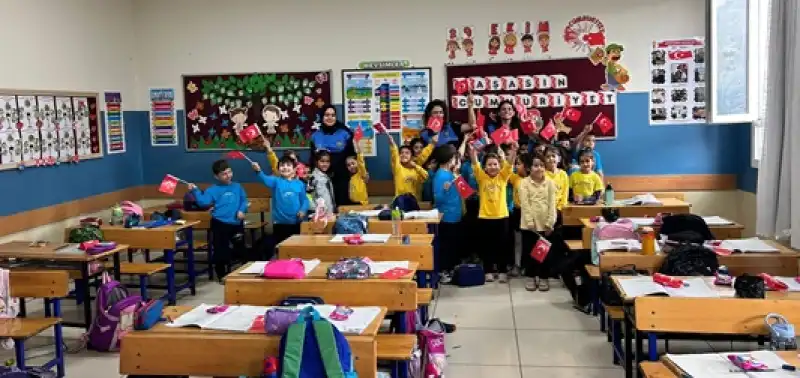 Dörtyol'da Polisler Ilkokul öğrencilerinin Cumhuriyet Bayramı'nı Kutladı