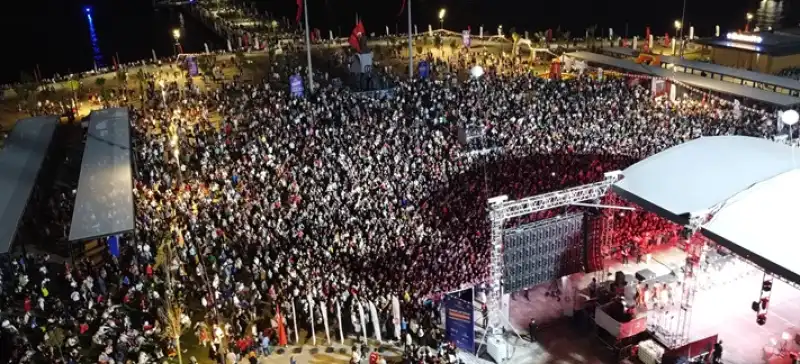 Hatay'da Anadolu Ateşi Dans Topluluğu Ve şarkıcı Oğuzhan Koç Sahne Aldı