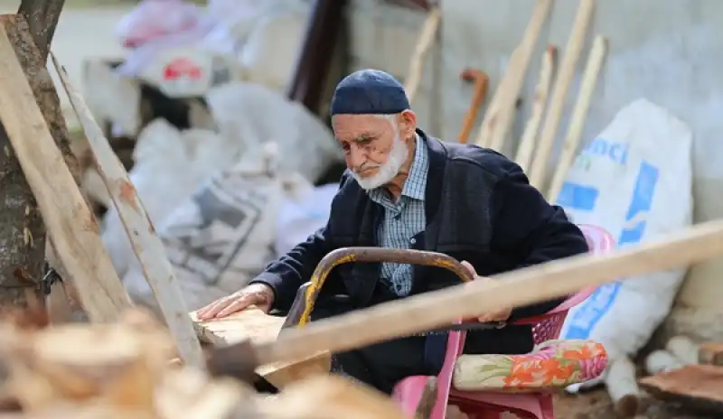 Doğadan Topladığı Ağaç Dallarını 69 Yıldır Kaşığa Dönüştürüyor