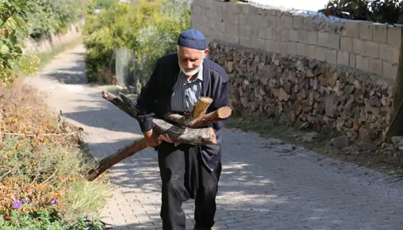 Doğadan Topladığı Ağaç Dallarını 69 Yıldır Kaşığa Dönüştürüyor