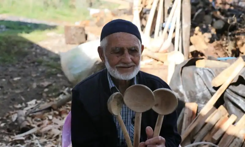 Doğadan Topladığı Ağaç Dallarını 69 Yıldır Kaşığa Dönüştürüyor