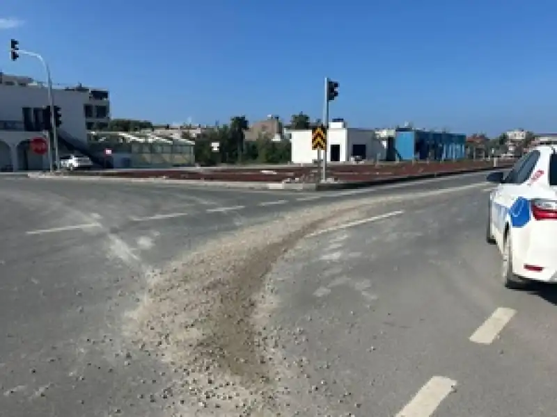 Hatay'da Yola Harç Döken Beton Mikserinin Sürücüne 8 Bin 500 Lira Ceza