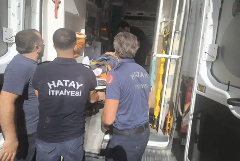 Hatay'da Ayağı Asansör Makarasına Sıkışan Işçiyi Itfaiye Kurtardı