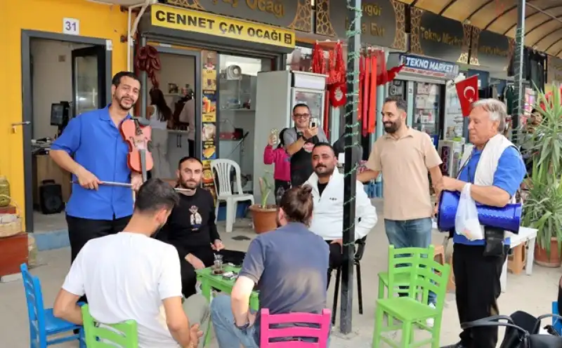 Keman Ve Darbuka Ezgileriyle Yeni Uzun Çarşı’da Keyifli Anlar