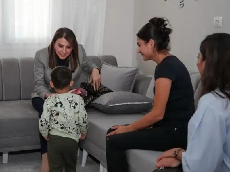 Vali Eşi Esra Masatlı Ailelere Konuk Oldu