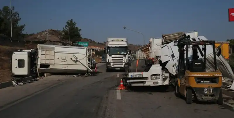 Antakya'da Tırla çarpışan Yol Temizleme Aracı Devrildi