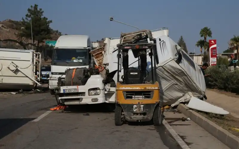 Antakya'da Tırla çarpışan Yol Temizleme Aracı Devrildi