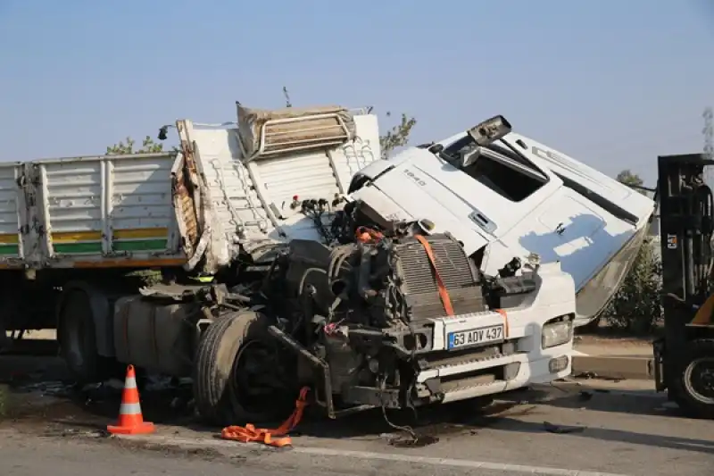 Antakya'da Tırla çarpışan Yol Temizleme Aracı Devrildi