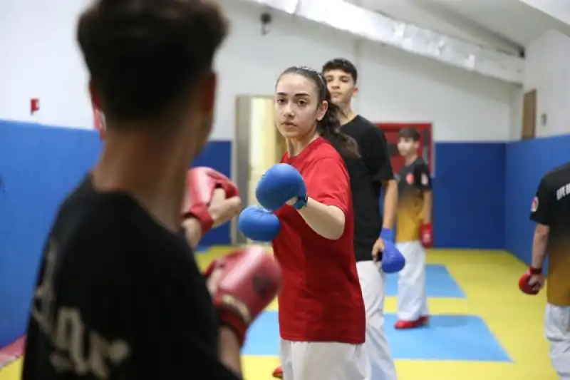 Milli Karateci Semra, Babası Ve Dedesinin Hayallerini Gerçekleştirmeye Odaklandı
