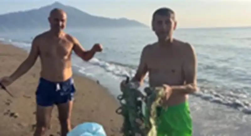 Deniz Sevdalıları Samandağ Sahilinde Tehlikeli Ağı Temizledi