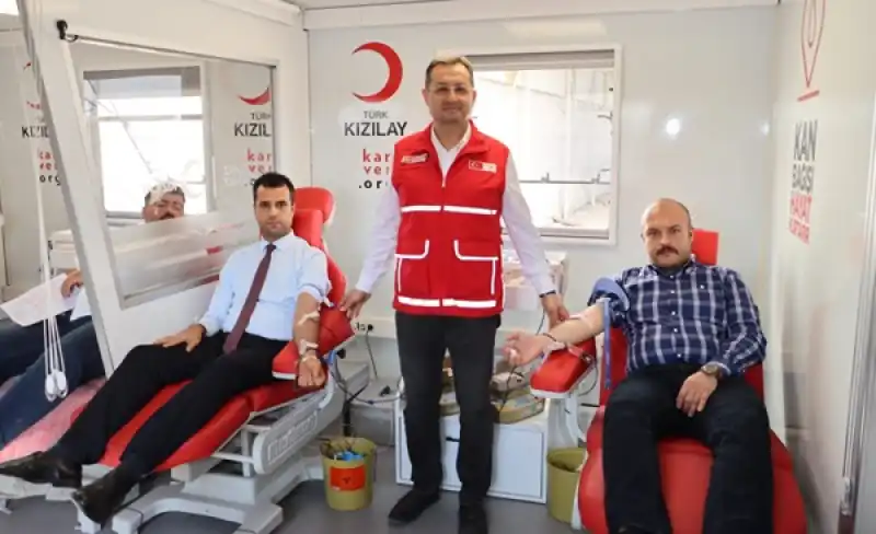 “İnsanı Yaşat Ki Devlet Yaşasın” Diyen Ülkücüler, Kızılay’a Kan Verdi