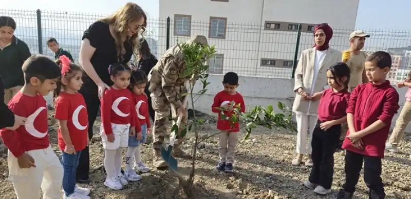 Hatay'da Jandarma Ve öğrenciler Fidan Dikti