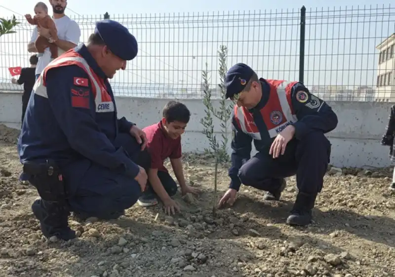 Hatay'da Jandarma Ve öğrenciler Fidan Dikti