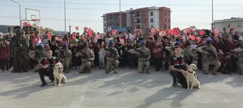 Hatay'da Jandarma Ve öğrenciler Fidan Dikti