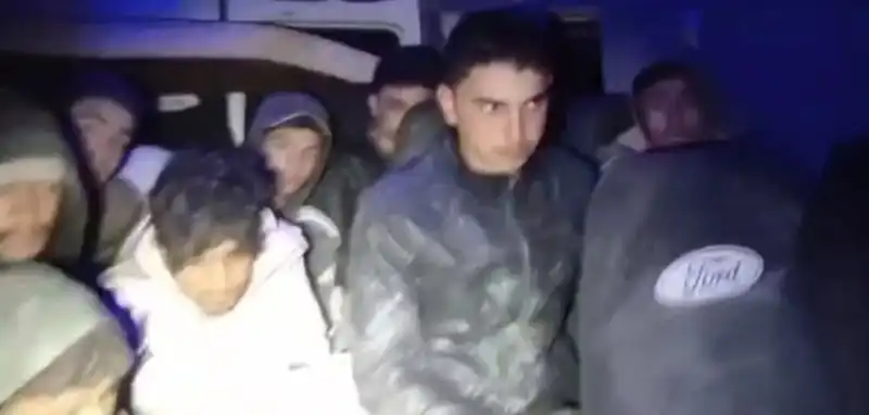 Antakya-İskenderun Yolunda Durdurulan Araçta 10 Kaçak Göçmen Yakalandı!