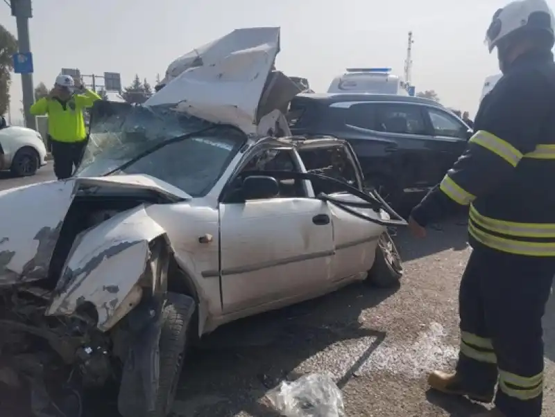 Tır, Kırmızı Işıkta Bekleyen Araçları Biçti!