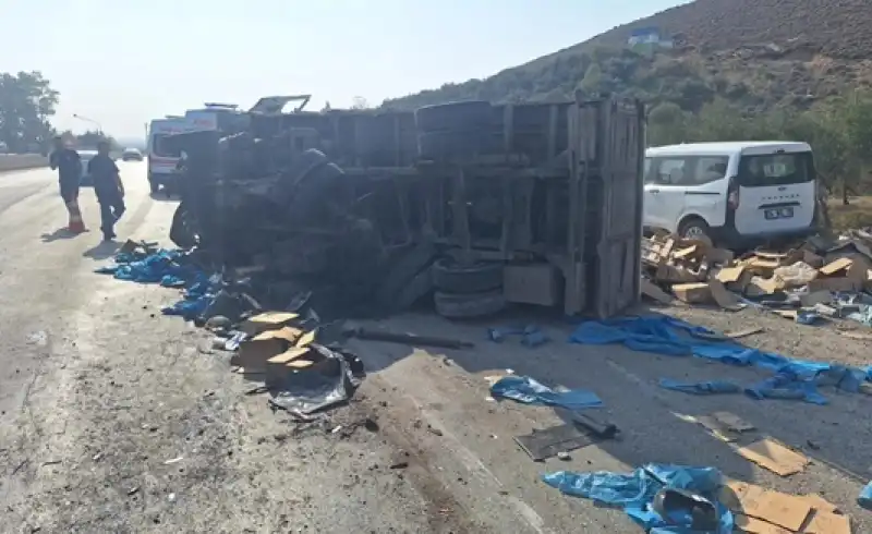 Tır, Kırmızı Işıkta Bekleyen Araçları Biçti!