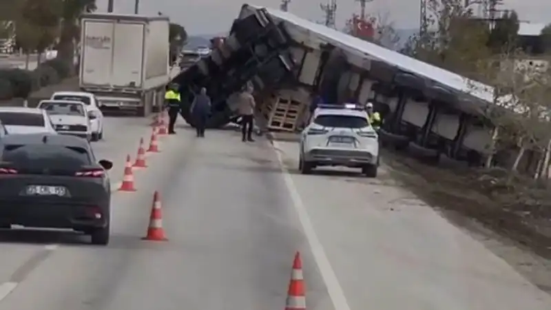 Antakya–İskenderun Yolunda TIR Devrildi!