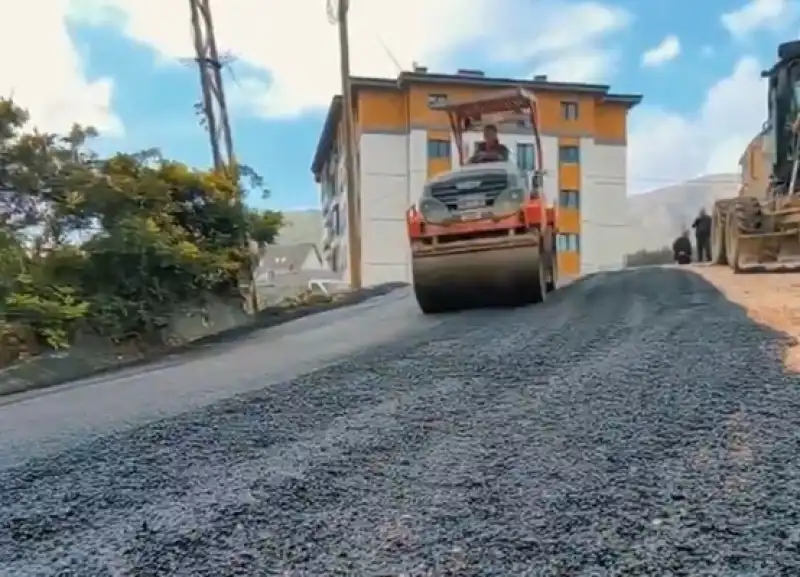 Gülderen Mahallesi’nde Asfalt çalışmaları