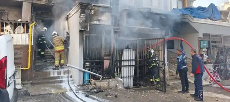 Hatay'da Iş Yerinin Deposunda çıkan Yangın Söndürüldü