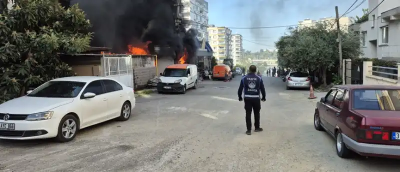 Hatay'da Iş Yerinin Deposunda çıkan Yangın Söndürüldü