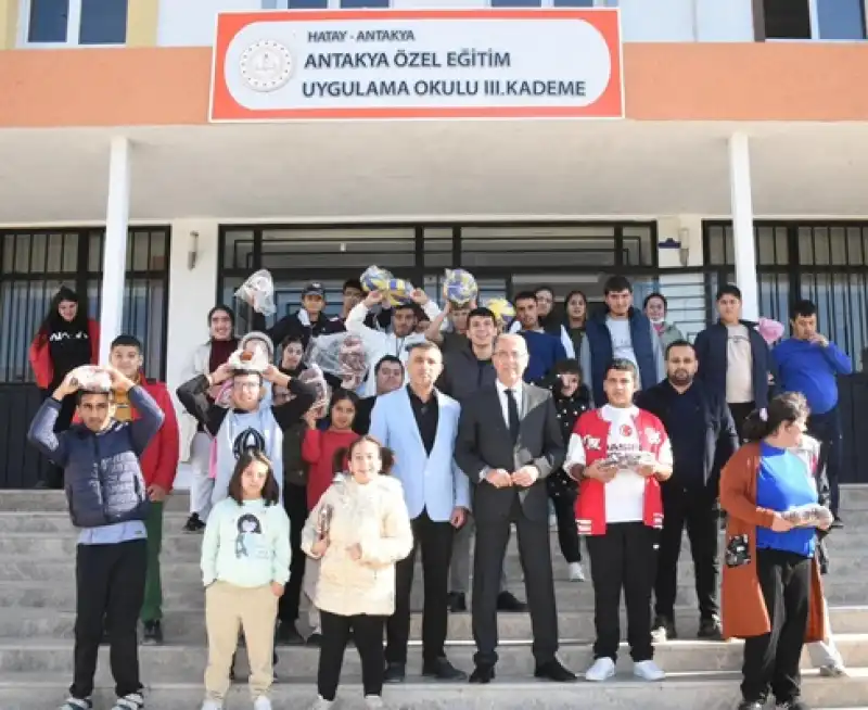 Deprem Sonrası Eşyaları Kaybolan Okula Ekipman Desteği