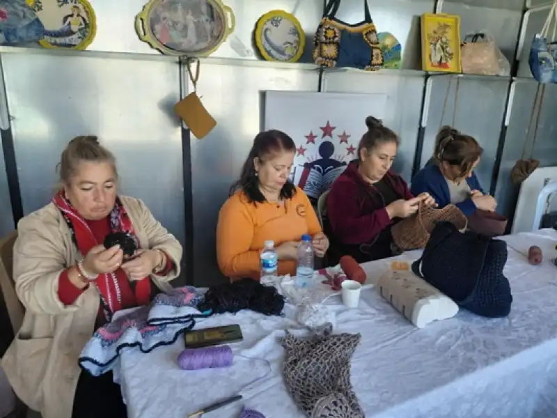 Samandağ'da Kurulan Atölyede Kadınlar Hem üretiyor Hem Sosyalleşiyor 