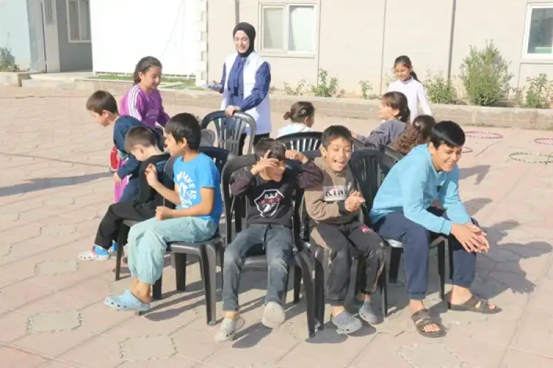 Bolu'dan Hatay'a Giden üniversite öğrencileri çocuklarla Oyun Oynadı 