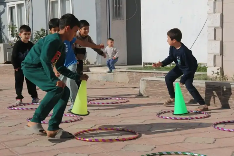 Bolu'dan Hatay'a Giden üniversite öğrencileri çocuklarla Oyun Oynadı 