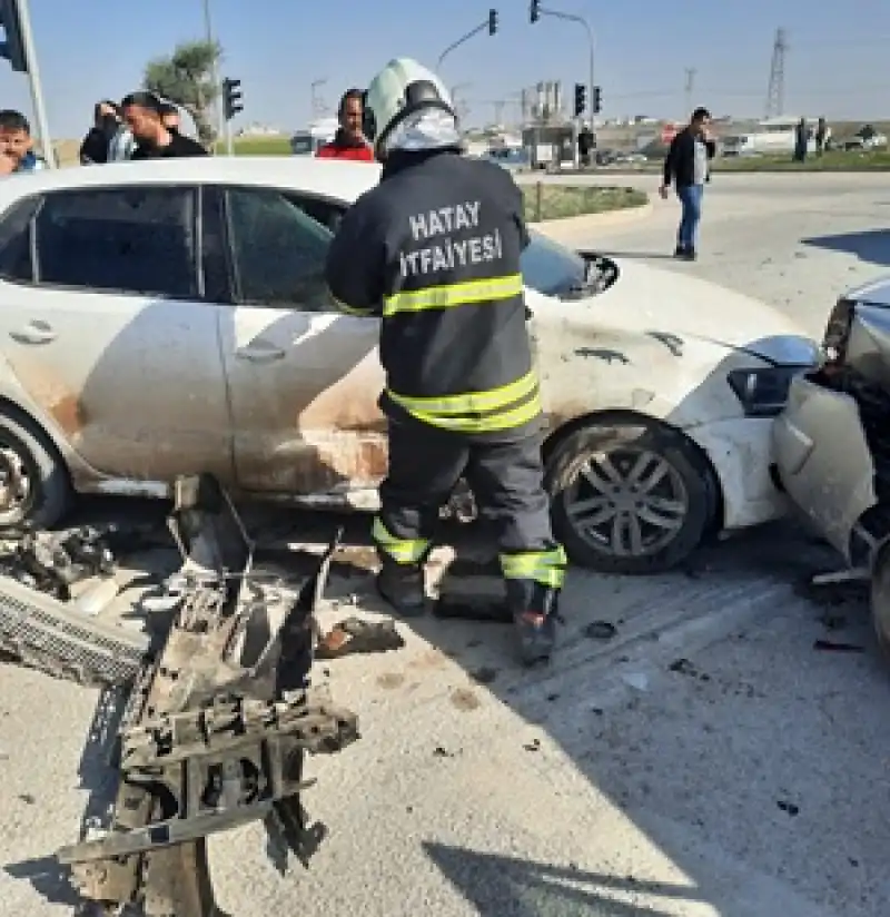 Hatay'da 4 Aracın Karıştığı Zincirleme Kazada 7 Kişi Yaralandı