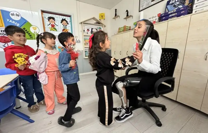 Protezle Ayağa Kalkan Depremzede Sena öğretmen Öğretmenler Günü'nü öğrencileriyle Kutladı
