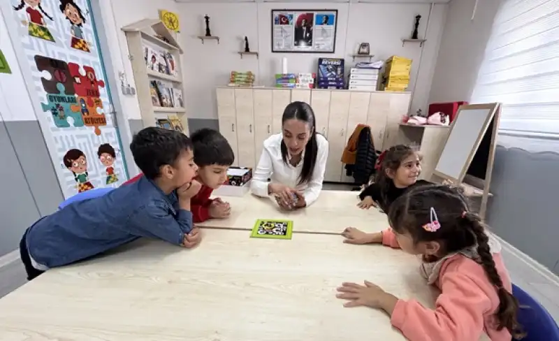 Protezle Ayağa Kalkan Depremzede Sena öğretmen Öğretmenler Günü'nü öğrencileriyle Kutladı