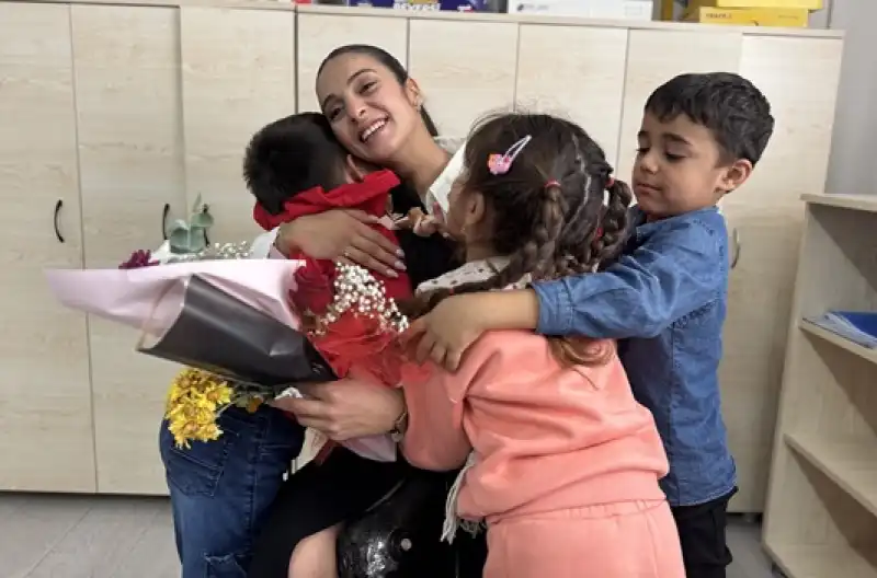 Protezle Ayağa Kalkan Depremzede Sena öğretmen Öğretmenler Günü'nü öğrencileriyle Kutladı