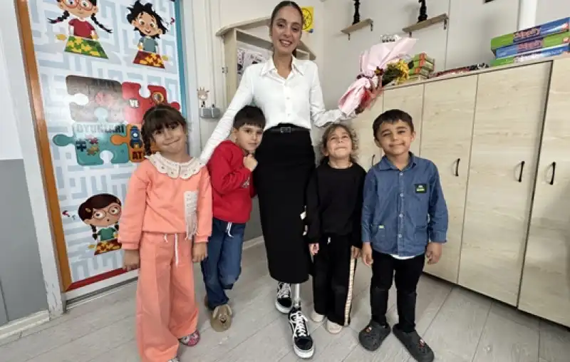 Protezle Ayağa Kalkan Depremzede Sena öğretmen Öğretmenler Günü'nü öğrencileriyle Kutladı