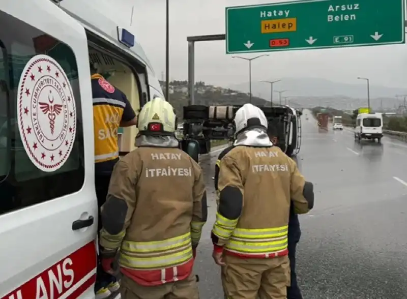 Yağış Sonrası Kaygan Zeminde Devrilen Tırın Sürücüsü Yaralandı