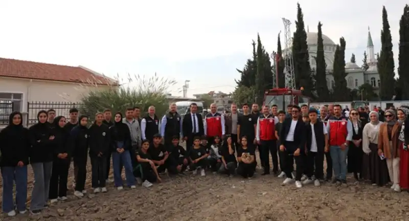Antakya'da Tarım Lisesi öğrencileri Buğday Tohumlarını Toprakla Buluşturdu 