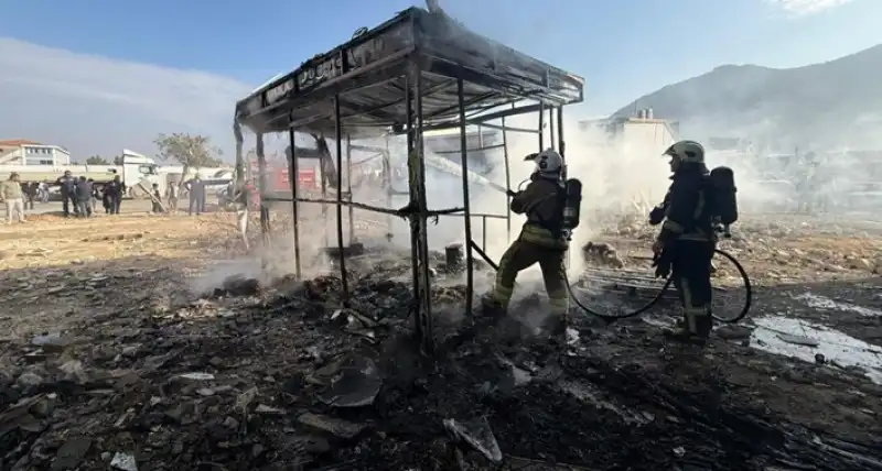 Antakya'da Taksi Durağında çıkan Yangın Söndürüldü