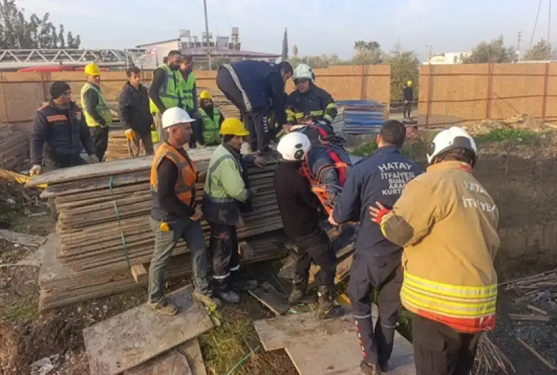 Antakya’da Inşaat Temeline Düşen Vatandaş Itfaiye Ekiplerince Kurtarıldı