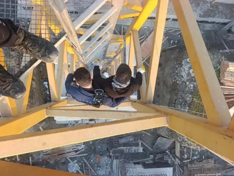 Antakya’da Inşaat Temeline Düşen Vatandaş Itfaiye Ekiplerince Kurtarıldı