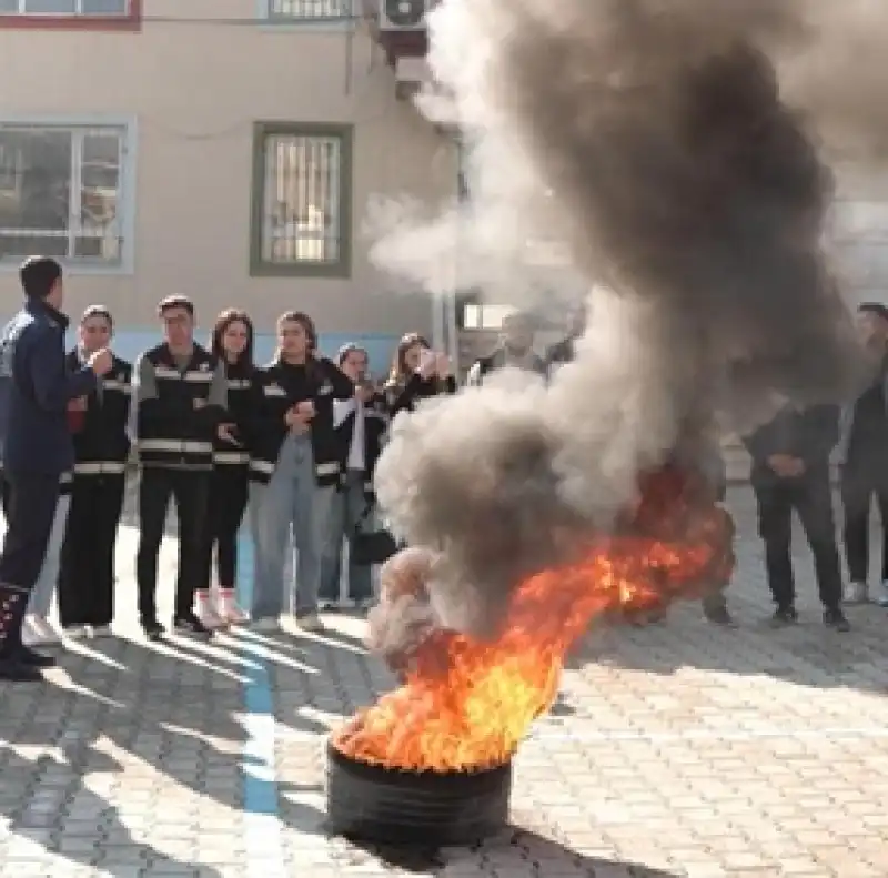 Ülkü Ocakları’ndan Hatay’da Yangın Bilinci Hamlesi