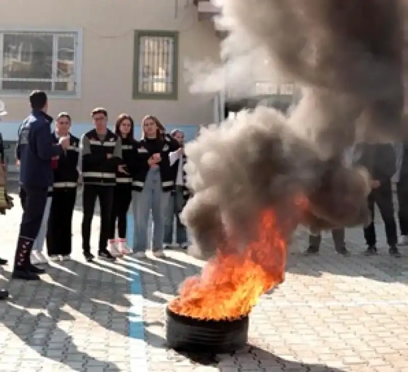 Ülkü Ocakları’ndan Hatay’da Yangın Bilinci Hamlesi