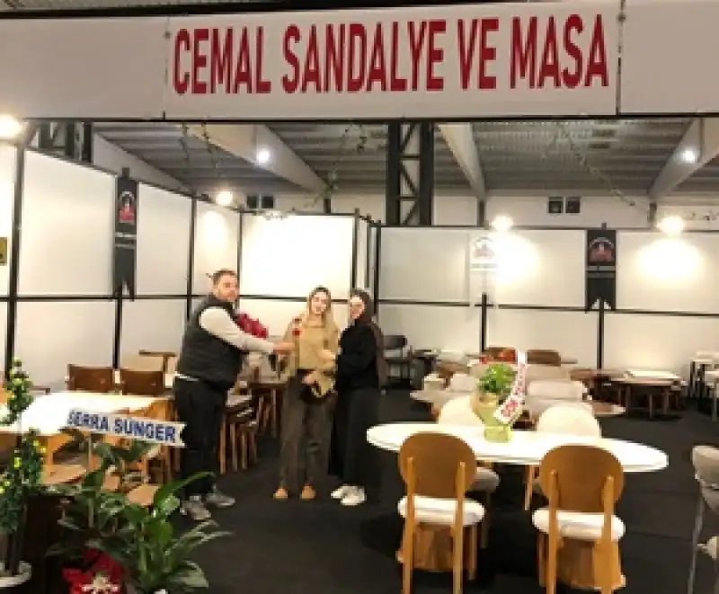 Bülent Çıldır’dan Fuar Sürprizi: Binlerce Karanfil Dağıtarak Moral Oldu