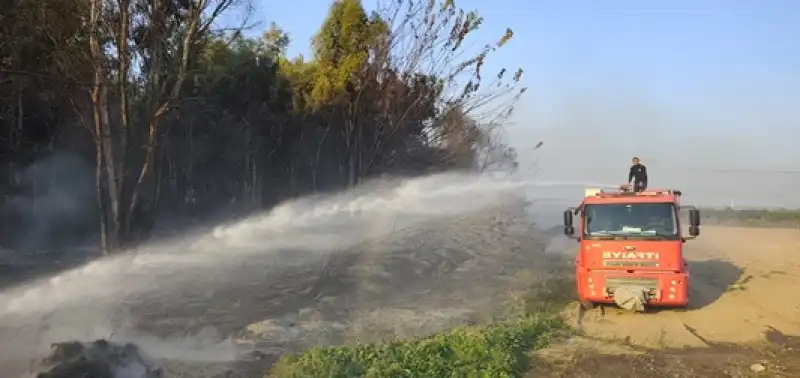 Hatay Erzin'de Ağaçlık Alanda çıkan Yangın Yayılmadan Söndürüldü