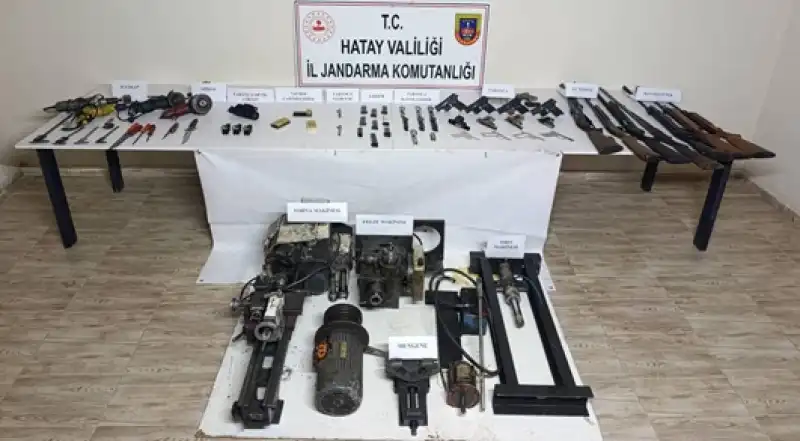 Hatay'da Bir Evde Ruhsatsız 8 Tabanca Ve 4 Av Tüfeği Ele Geçirildi
